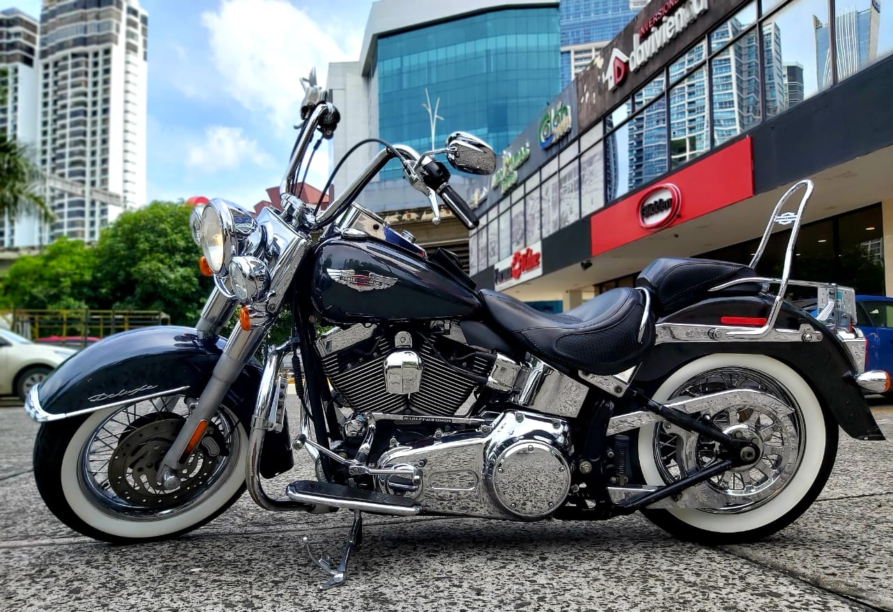 Harley Davidson Deluxe 2008. Venta o trade in por Breakout. 1 Hermosa Harley Davidson Softail Deluxe. 2008, 68000kms.