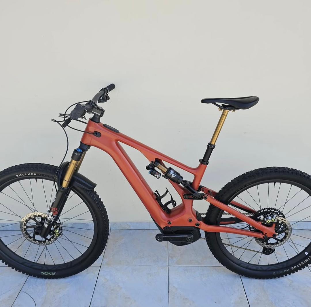 Nueva Specialized Levo SL Pro Carbon recién llegada, lista para envío.